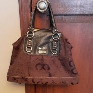 Coach Elegant Brown Shoulder Bag